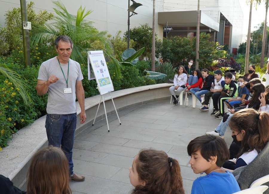 Palestras e exposições: atividades são realizadas com estudantes