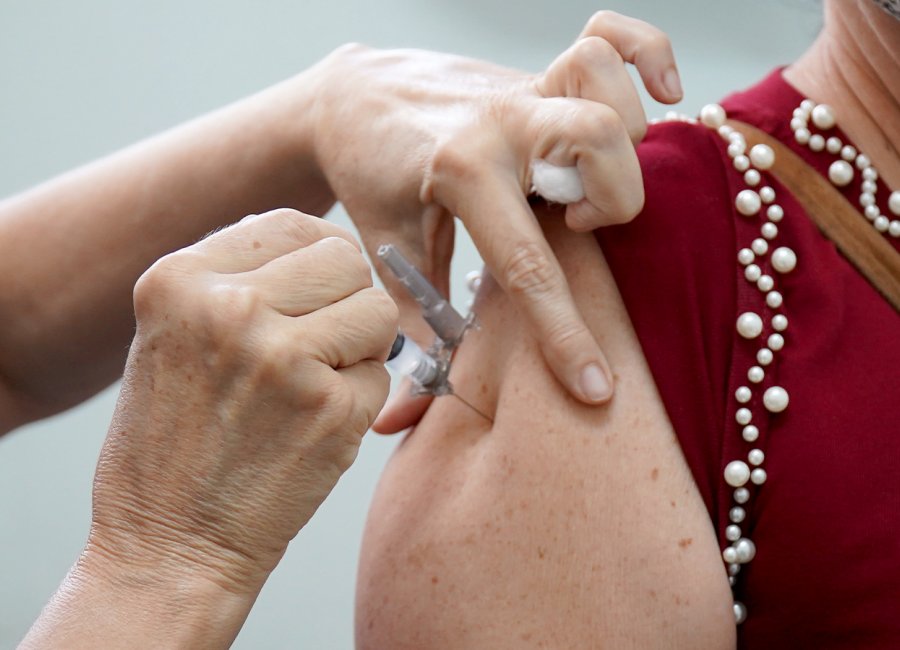 Saúde vai aplicar 4ª dose da vacina contra Covid-19 em adultos acima de 40 anos a partir de sábado