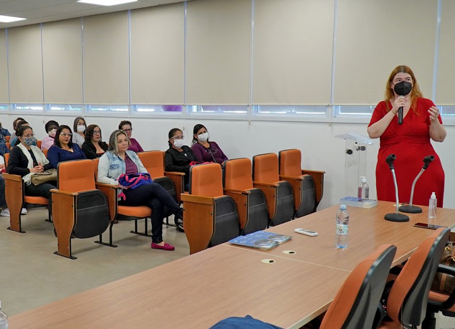 Merendeiras da rede de ensino passam por formação
