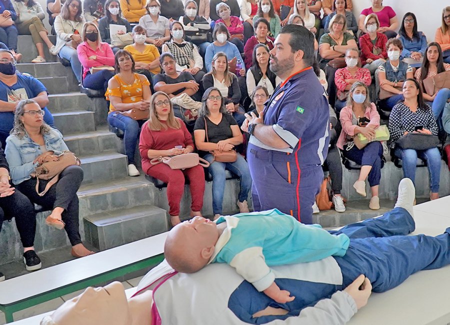 Servidores de creches recebem treinamento de primeiros socorros