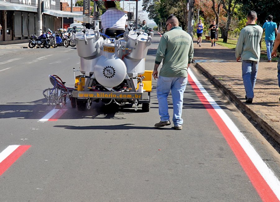 Prefeitura adquire máquina para demarcação viária