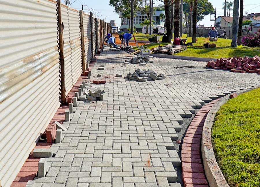 Novo piso começa a ser instalado na Praça da Capela