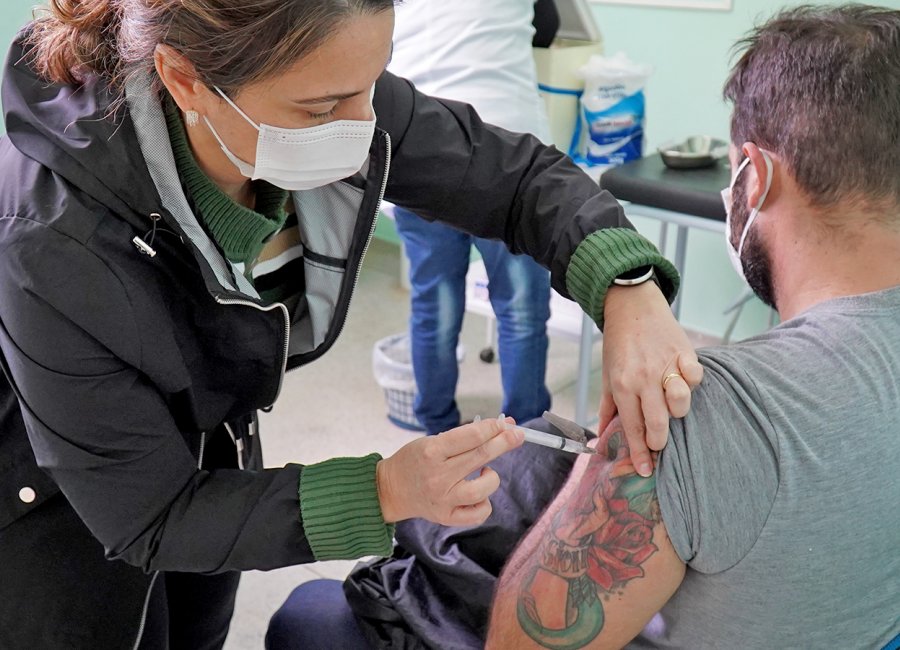 Imunização da 4ª dose contra Covid-19 continua para público a partir de 35 anos