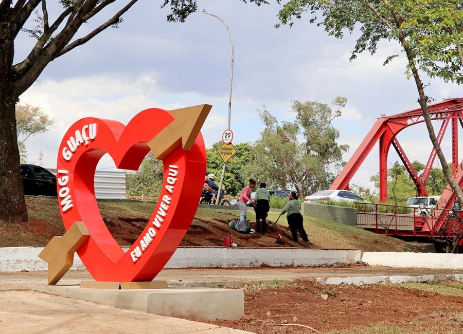 Entorno da estrutura do coração no Parque dos Ingás recebe paisagismo