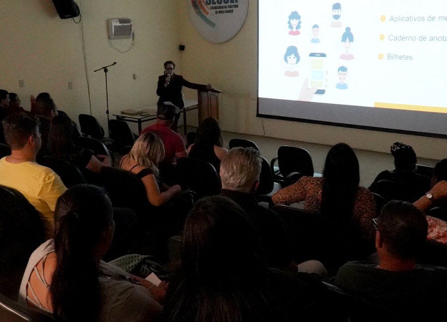Motoristas e monitores do transporte escolar passam por curso de capacitação