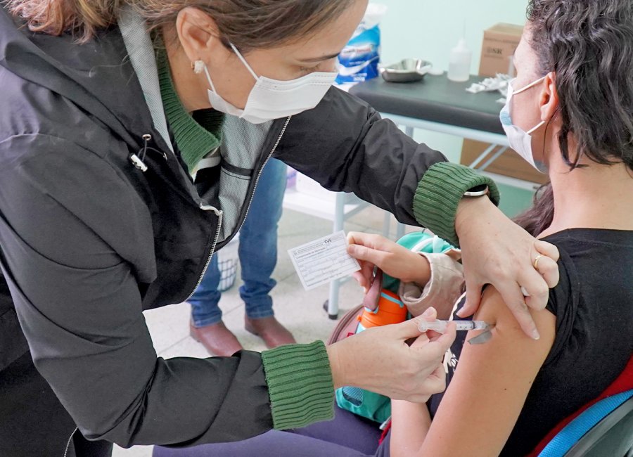 Saúde começa aplicar 4ª dose da vacina contra Covid-19 em maiores de 30 anos em 5 de setembro