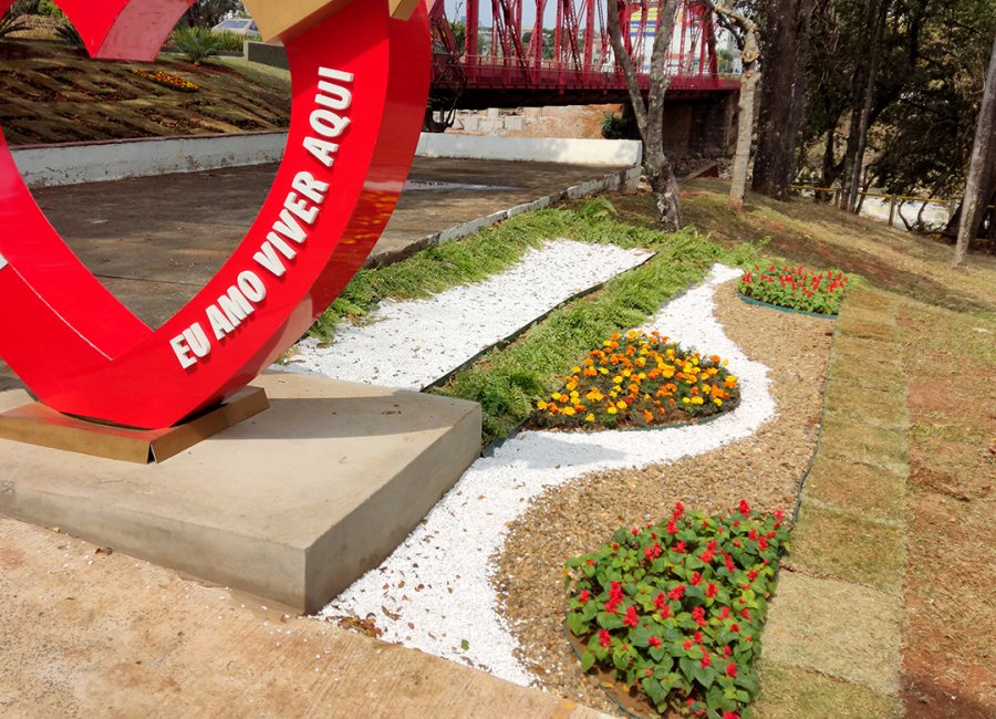 Entorno da estrutura do coração no Parque dos Ingás ganha novo paisagismo