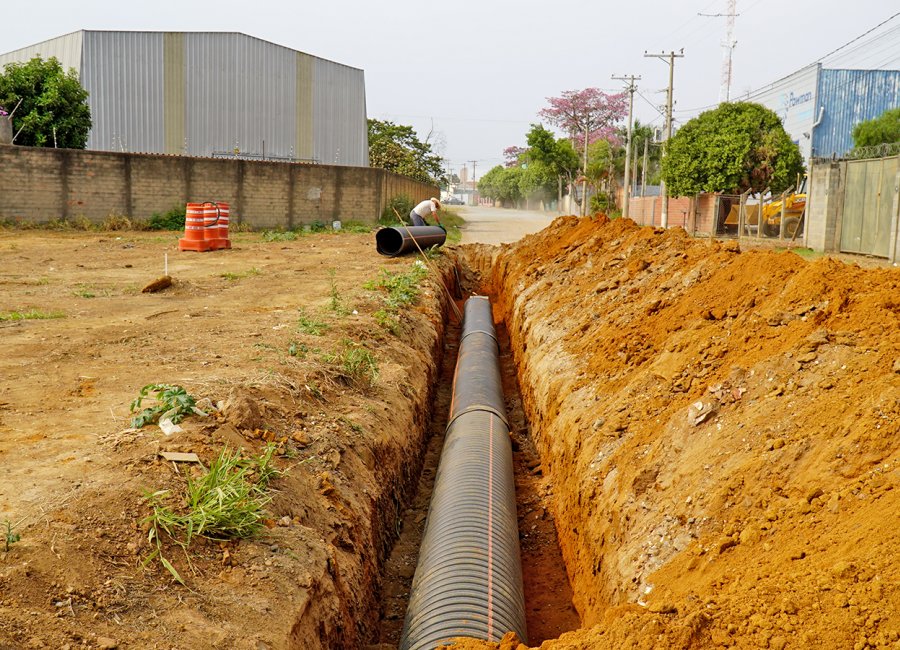 Equipe de Obras finaliza drenagem no Caruso e via terá asfalto novo