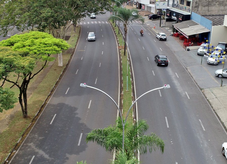 Avenida dos Trabalhadores tem sistema de iluminação substituído com novas luminárias de LED