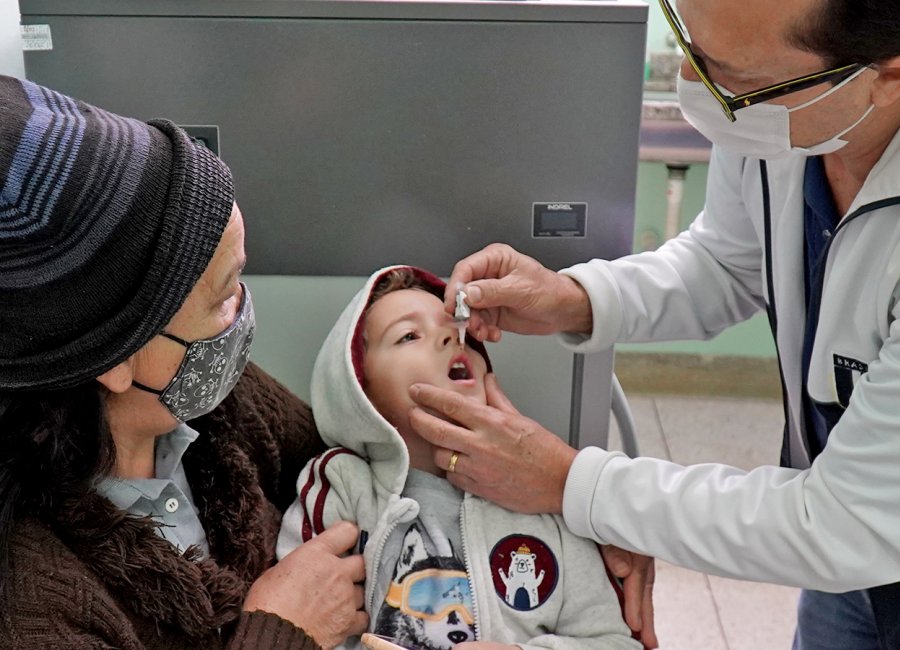 Saúde intensifica ação nas escolas para ampliar vacinação contra a pólio